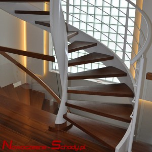 Metalowo - drewniane schody kręcone